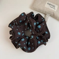 Dettaglio dell'elastico per capelli marrone scuro in chiffon con piccoli fiori azzurri - Caffè Con Fantasia Floreale Blu