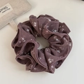 Primer plano de coletero de gasa gris violeta con estampado floral y capas suaves - Pequeño Estampado Floral (FQ-1010) / Rosa de Cuatro Capas
