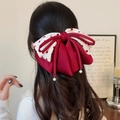 Fermaglio per capelli con fiocco rosso a pois e ciondoli a perla su capelli lunghi - Rosso a pois