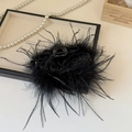 Detail von elegantem schwarzem Feder-Haarclip mit Pailletten-Dekor auf Schmucktablett - Großer Stil