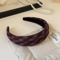 Detail van een bordeauxrode geruite hoofdband met geplooide textuur en antislipvoering - Rood