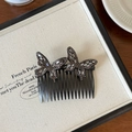 Detailansicht des Haarkamms mit Doppel-Schmetterling und grauen Strasssteinen - 3D Schmetterlingsstil