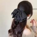 Pinza para el pelo con lazo floral elegante de satén negro y cuentas sobre pelo ondulado - Negro Floral