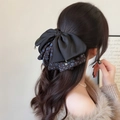 Elegante pinza para el pelo con lazo floral, satén negro y cristales en pelo ondulado - Floral Azul