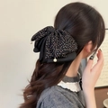 Fermaglio per capelli a pois con perle mostrato su modella per acconciatura elegante - Nero