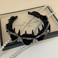 Primo piano di cerchietto in velluto nero con strass scintillanti e perline - Nero