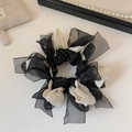 Dettaglio dell'elastico in organza nera con patchwork di pizzo e perle bianche - Nero
