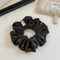 Dettaglio dell'elastico in velluto a fiori grigio antracite con etichetta Hand Made - Marrone