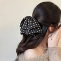 Elegante fermaglio per capelli nero a pois bianchi su modella in stile chic francese - Fiocco Floreale in Rete Nera / Nero