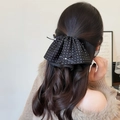 Elegante pinza per capelli nera a pois con perle mostrata sui capelli della modella - Pois Gonna Nera