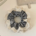 Detalle de coletero de cuadros blancos y negros con ribete de encaje en fondo blanco - Encaje Gingham Negro
