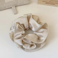 Dettaglio di elastico in raso champagne con volant in rete e accenti di perle bianche - Stile Perla Crema