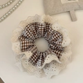 Detalle del coletero de encaje francés con tela de cuadros marrones y bordados - Encaje Gingham Marrón