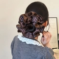 Coletero de satén marrón y cuadros para mujer con un estilo voluminoso y en capas - Coletero Café de Cuatro Capas