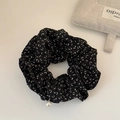 Detalle del coletero negro con estampado de leopardo, motivos de luna y dije de perla - Estilo Leopardo Negro Perla