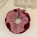 Détail d'un chouchou en tissu à carreaux rouges avec volants et perles de nacre - Carreaux Rouges Et Pois / Grand