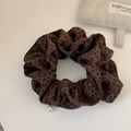 Detalle de un coletero grande con estampado de leopardo y colgante decorativo de perla blanca - Estilo Leopardo Café Perla