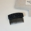 Dettaglio di strass blu scuro scintillanti su un pettine per capelli nero elegante - Pettine Capelli Cristallo Blu (Pettine Nero)