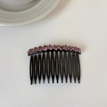 Dettaglio di elegante pettine nero con strass viola scintillanti per lo styling dei capelli - Modello con Strass Rosa Chiaro