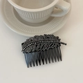 Dettaglio di un elegante pettine per capelli con strass e design a piuma di cristallo - Pettine per capelli in strass squisito