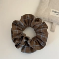 Dettaglio di un elastico vintage a quadri marroni e blu con texture in cotone - Caffè Scuro