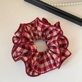 Detalle de un coletero a cuadros rojos y blancos con diseño de bordes con volantes - Coletero de Cuadros Rojos