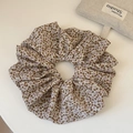 Dettaglio di un elastico per capelli in cotone con stampe floreali e pieghe elastiche - Beige Floreale Pastorale