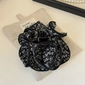 Detalle de la pinza para el pelo en tela floral con diseño plisado en blanco y negro - Pinza de garra / Negro Floral
