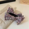 Dettaglio del fermaglio per capelli con fiocco a quadretti rosa e ciondolo a orso - Modello JD-039 / Rosa