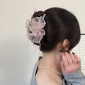 Dettaglio della molletta per capelli in organza rosa con volant per acconciature eleganti - Rosa