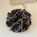 Dettaglio di un elastico floreale vintage con trama in bianco e nero e bordo beige - Nero Stampato