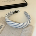 Dettaglio cerchietto imbottito a righe blu con etichetta su un sacchetto di tela - Base Bianca Righe Sottili Blu (Stile 2)