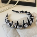 Detalle de diadema a cuadros con dientes antideslizantes y placa de metal dorada - Cuadros Blancos y Negros
