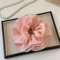 Detalle de coletero rosa de malla con tela en capas y perlas en bandeja de joyas - Rosa