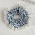 Détail du tissu à carreaux bleus et chouchou en dentelle blanche avec nœuds - Chouchou Carreaux Bleu Clair