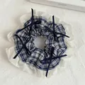 Détail de chouchou à carreaux bleus avec dentelle et nœuds en ruban bleu marine - Chouchou Carreaux Bleu Foncé