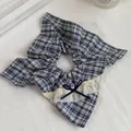 Détail d'un chouchou à carreaux bleus avec bordure en dentelle et nœud décoratif - Chouchou à Gros Nœud Bleu Foncé