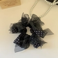 Detail eines schwarzen Polka-Dot-Organza-Haargummis mit Lagenstruktur für mehr Volumen - Schwarz