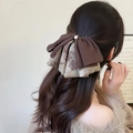 Elegante fermaglio per capelli con fiocco in stile cinese e perla su una modella - Stampa Caffè
