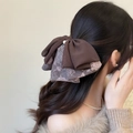 Dettaglio del fermaglio per capelli a fiocco in chiffon floreale con perla bianca - Stampa Grigio Viola