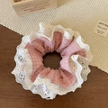 Nahaufnahme von rosa kariertem Haargummi mit weißer Spitze und weicher Stoffstruktur - Rosa Spitzen Karomuster Scrunchie
