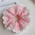 Detailansicht des rosa karierten Haargummis mit weißen Herzspitzen-Lagen - Rosa