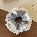 Detailansicht eines lila karierten Haargummis mit drelagiger weißer Blumen-Spitzenkante - Graublau Spitzen Karomuster Scrunchie