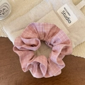 Dettaglio dell'elastico per capelli a quadretti rosa con morbida trama arricciata - Quadretti Rosa