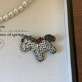 Detailopname van een sprankelende kristallen poedelbroche op een elegante kaart - Helder Wit