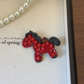 Detailopname van een Schnauzer hondenbroche met fonkelende rode en zwarte strasstenen - Rood