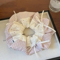 Dettaglio dello scrunchie a quadretti rosa con pizzo e fiocchi di raso con perle - Pizzo a Righe Rosa