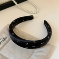 Dettaglio del cerchietto in raso nero con ricami floreali su un sacchetto di lino beige - Versione Larga / Nero