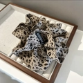 Dettaglio di un elastico per capelli in tessuto leopardato con etichetta moda - Leopardo Caffè Chiaro