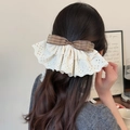 Eleganter französischer Haarclip mit braunem Karomuster und Spitzenbesatz bei einem Model - Kaffeebrauner Federclip